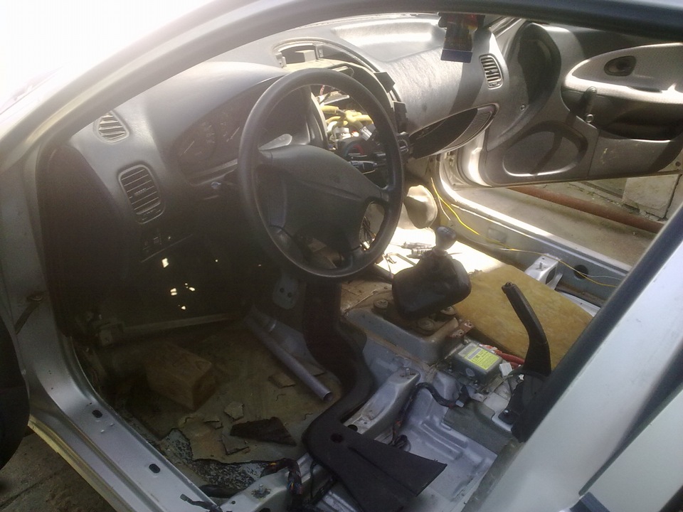 бардак — Mitsubishi Carisma