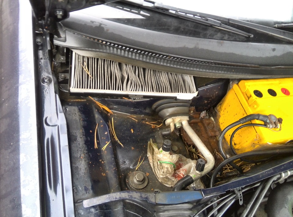 Замена салонного фильтра и чистка ливневки под АКБ — Audi A6 (C5), 1,9 ...