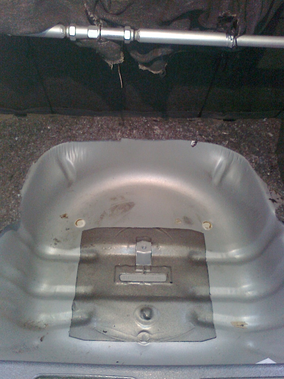 сначала очистил багажник от всякого барахла. запаска хоть и не барахло но всё равно пришлось её убрать временно))) — Lada 2114