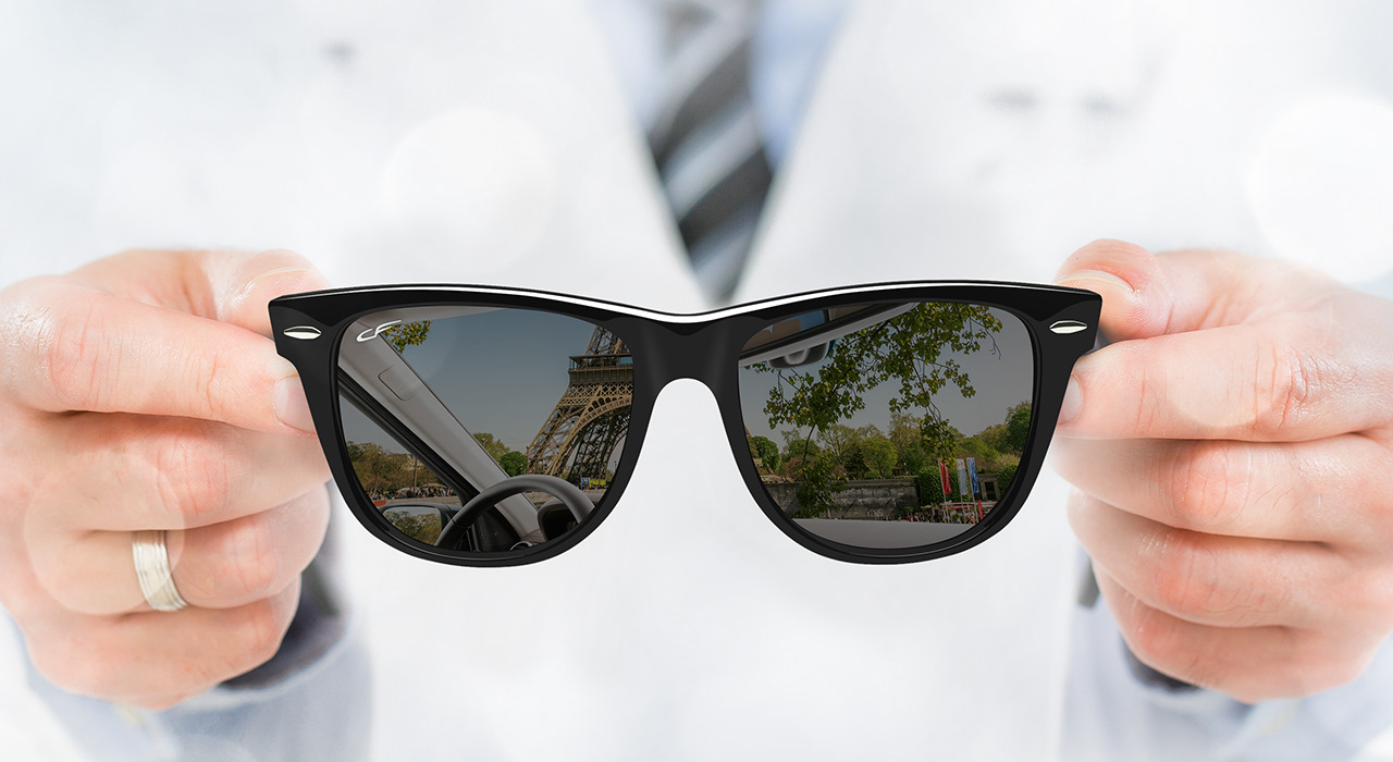 Что такое очки игры. Отражение в очках. Солнцезащитные очки с защитой от ультрафиолета. Очки для автомобилистов. Солнечные очки в руке.