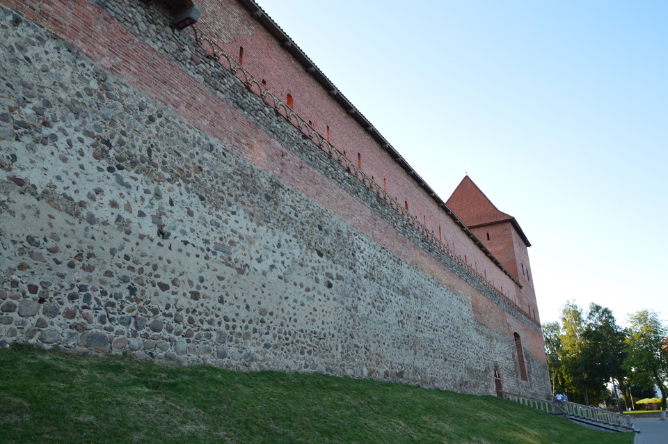 стена сложена. сухая кладка камня подпорная стенка. подпорная стенка брусянский камень. слоистые скалы. стена сложена.