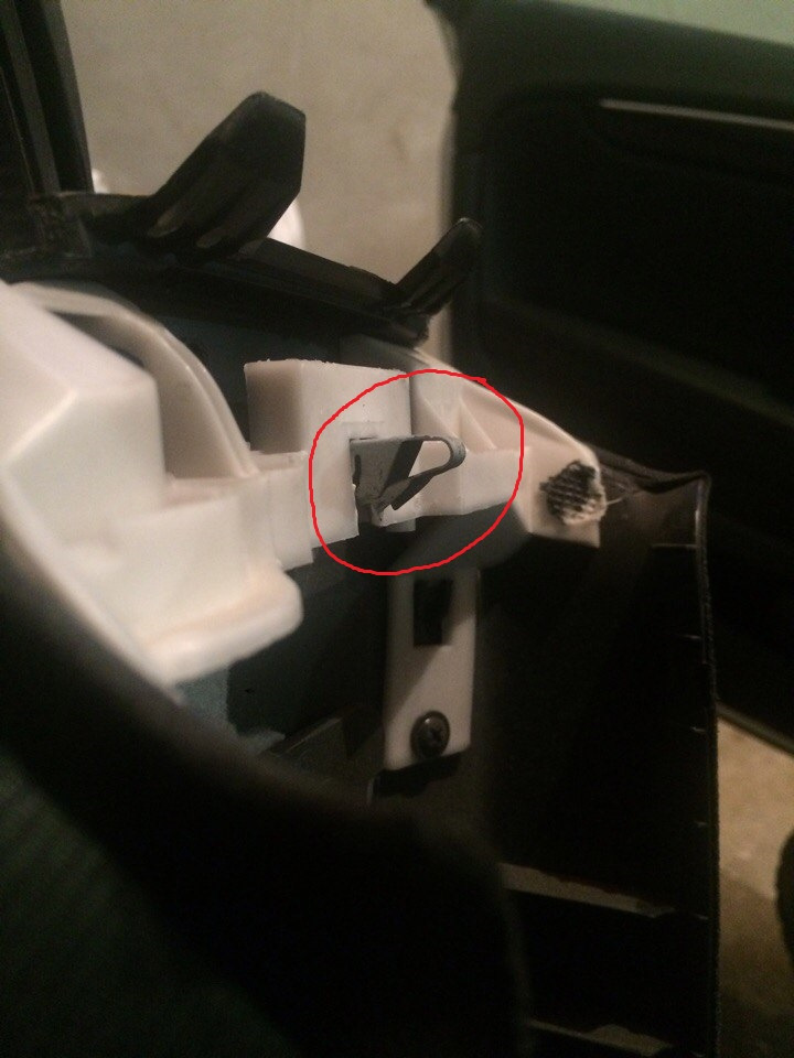 Ремни безопасности плохо возвращаются что делать. eb7dbdes 960. Ремни безопасности плохо возвращаются что делать фото. Ремни безопасности плохо возвращаются что делать-eb7dbdes 960. картинка Ремни безопасности плохо возвращаются что делать. картинка eb7dbdes 960. Ремень безопасности с пассажирской стороны стал еще хуже возвращаться обратно после использования. Когда пассажир спереди выходит и отстёгивает ремень, то он потом еще какое то время болтается и вяло — вяло возвращается назад. И проблема тут совсем не в пружине натяжителя и механизма, а в обычном скоплении пыли и грязи на петле внутри обшивки, через которую проходит ремень. Видел тут на Драйве несколько постов на эту тему. Некоторые пол машины разбирают, чтобы добраться до механизма ремней безопасности, снять его, перетянуть пружину и собрать все обратно. Делать этого совершенно не нужно. Тут поможет старая добрая силиконовая смазка. Решение проблемы, к стати, нашел на форуме Меган Клуба. Ремни безопасности плохо возвращаются что делать. eb7dbdes 960. Ремни безопасности плохо возвращаются что делать фото. Ремни безопасности плохо возвращаются что делать-eb7dbdes 960. картинка Ремни безопасности плохо возвращаются что делать. картинка eb7dbdes 960. Ремень безопасности с пассажирской стороны стал еще хуже возвращаться обратно после использования. Когда пассажир спереди выходит и отстёгивает ремень, то он потом еще какое то время болтается и вяло — вяло возвращается назад. И проблема тут совсем не в пружине натяжителя и механизма, а в обычном скоплении пыли и грязи на петле внутри обшивки, через которую проходит ремень. Видел тут на Драйве несколько постов на эту тему. Некоторые пол машины разбирают, чтобы добраться до механизма ремней безопасности, снять его, перетянуть пружину и собрать все обратно. Делать этого совершенно не нужно. Тут поможет старая добрая силиконовая смазка. Решение проблемы, к стати, нашел на форуме Меган Клуба.