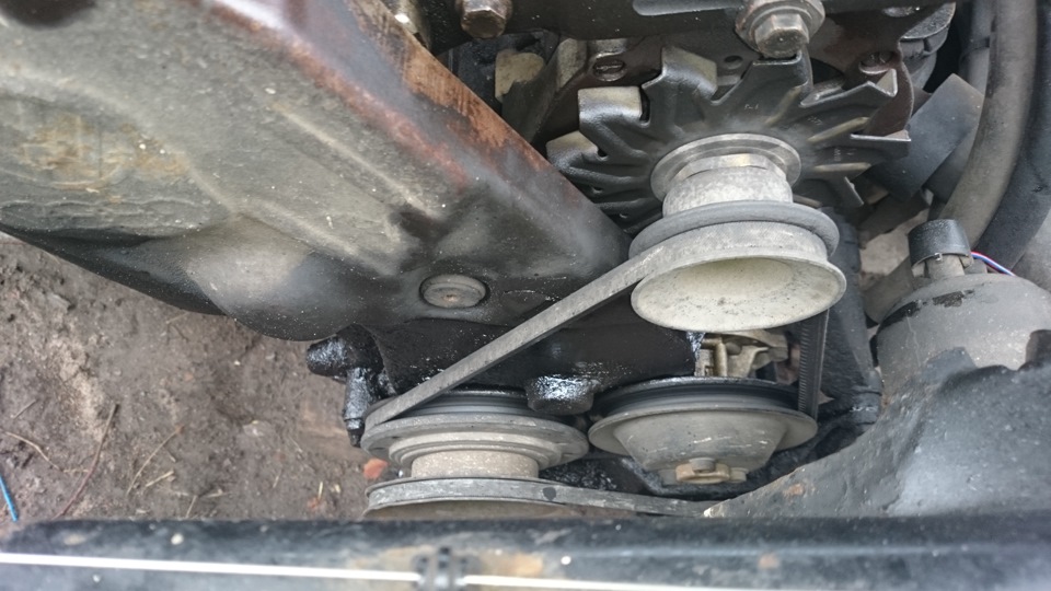 Замена прокладки под крышкой клапанов — Audi 100 (C3), 1,8 л, 1987 года ...