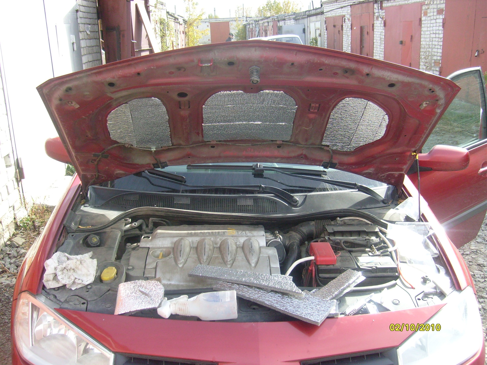 Теплоизолировал капот — Renault Megane II, 1,6 л, 2005 года | тюнинг ...
