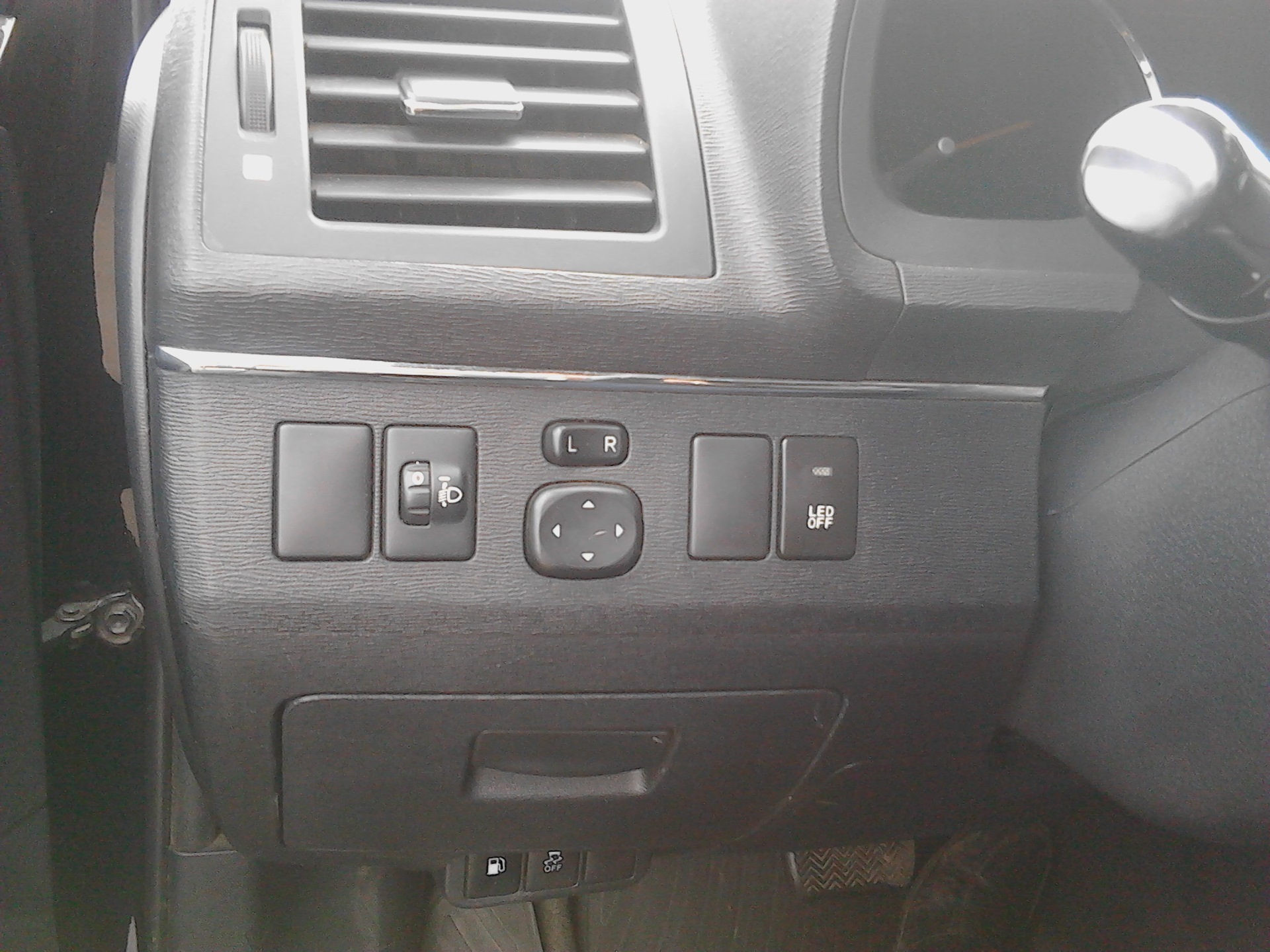 Кнопка для включения/выключения ДХО. — Toyota Avensis III, 1,8 л, 2010 ...