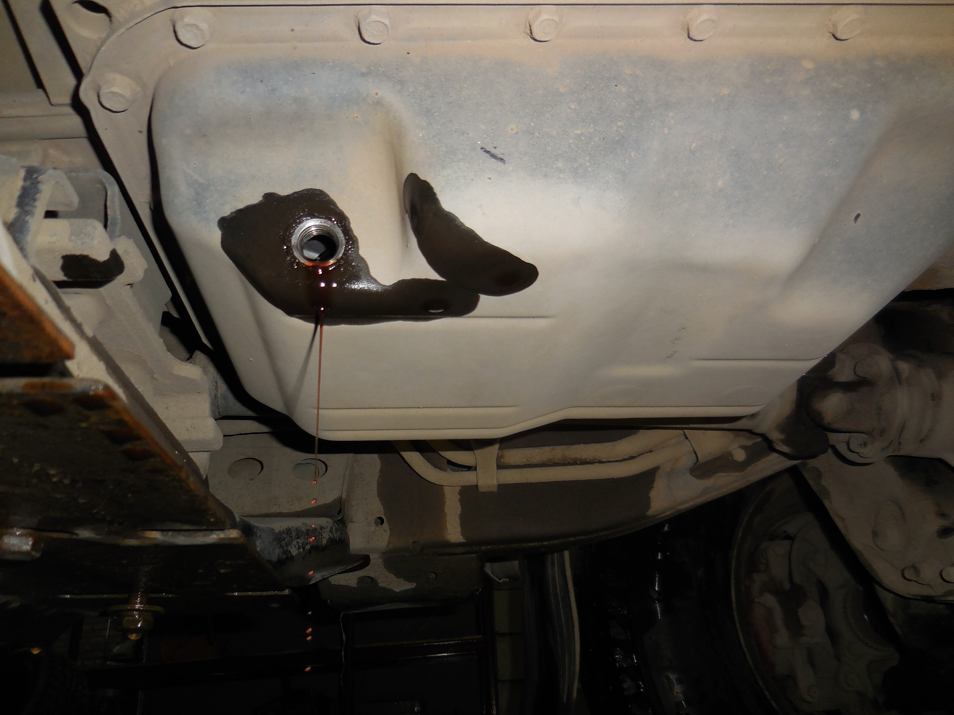 Масло акпп митсубиси паджеро спорт. Фильтр АКПП л200. Поддон АКПП Митсубиси л200 с трубкой. Сливная пробка поддона АКПП на Митсубиси Паджеро 4 дизель. Фильтр АКПП для Mitsubishi Pajero Sport III 2015-2023.