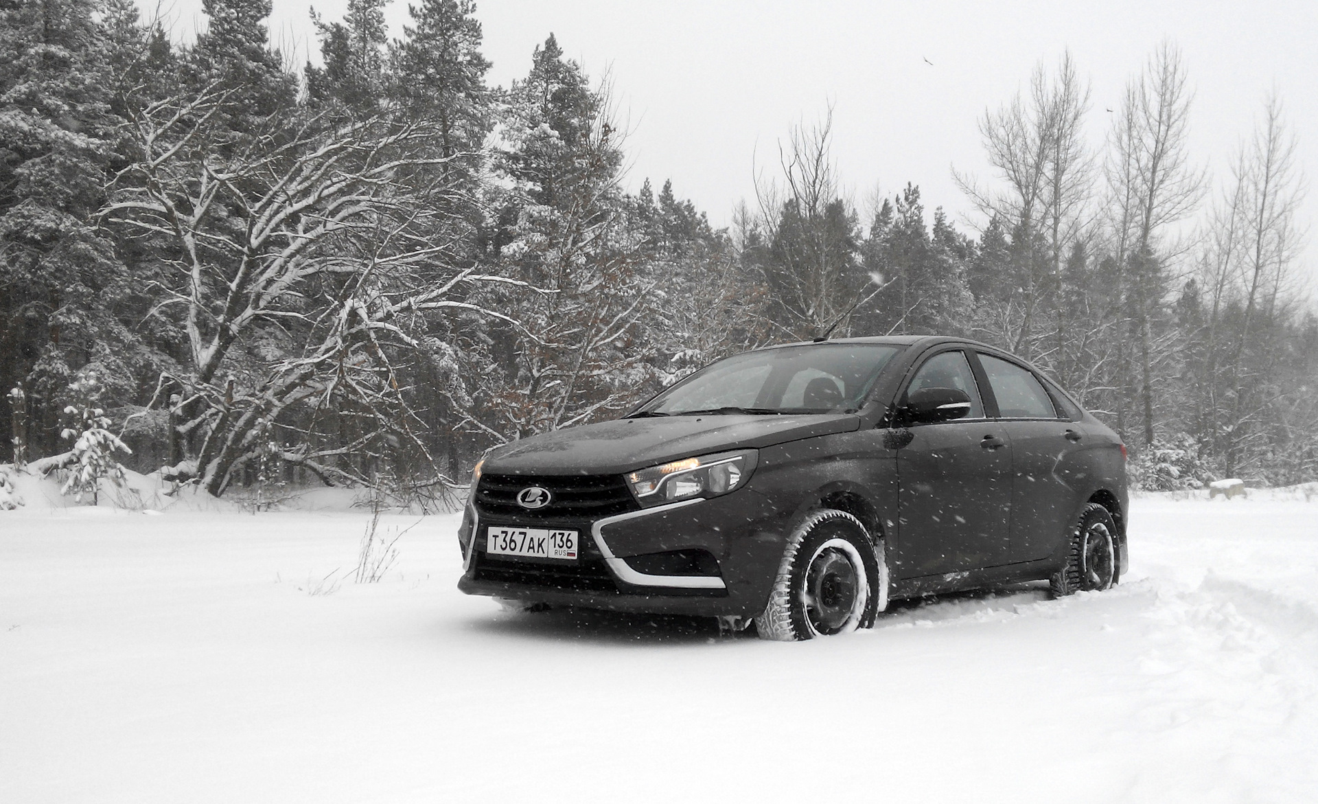 Зимний лад. Лада Веста зимой. Lada Vesta зима. Лада Веста серая зима. Диски Веста Винтер черные.