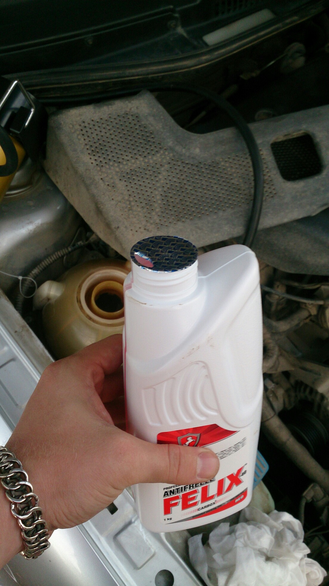 Залить тосол после антифриза. Антифриз тойота камри v50 3. Охлаждающая жидкость в машине. Залить тосол после антифриза. Жидкость антифриз в пежо 307.