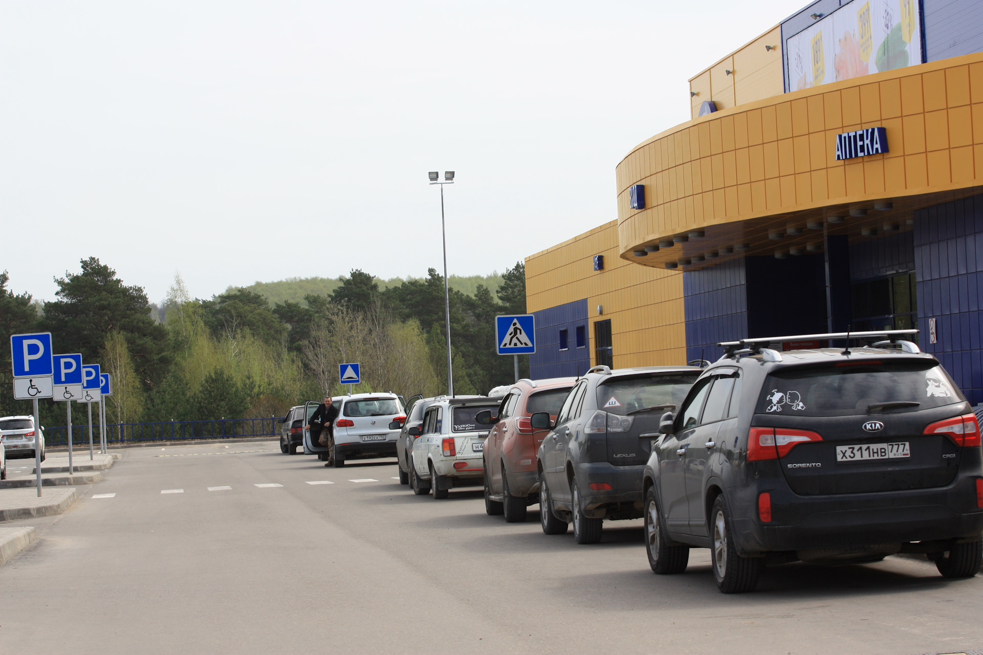 стоянка супермаркет. парковка у гипермаркета. парковка перед тц. стоянка возле магазина. стоянка супермаркет.