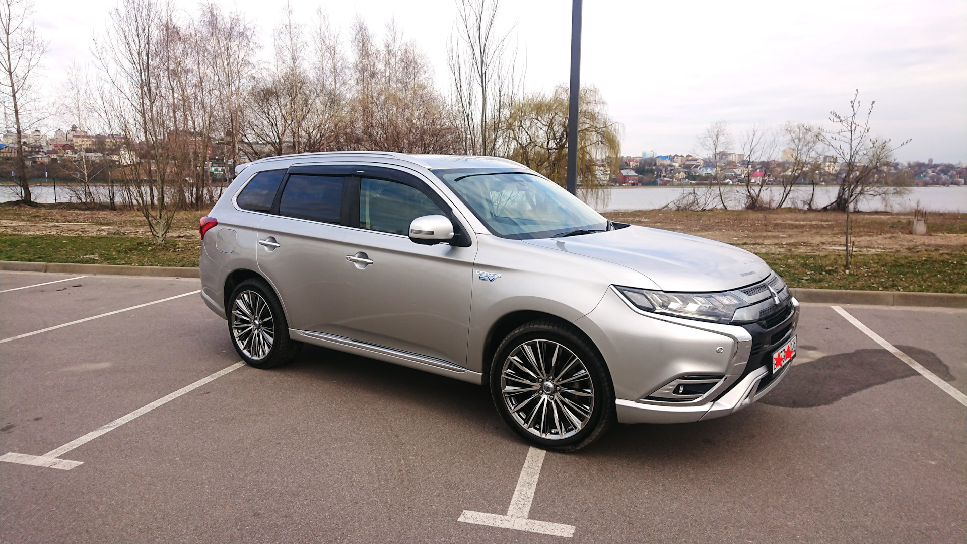 Примерка Rays Versus Stratagia Vouge R20 Mitsubishi Outlander PHEV ...