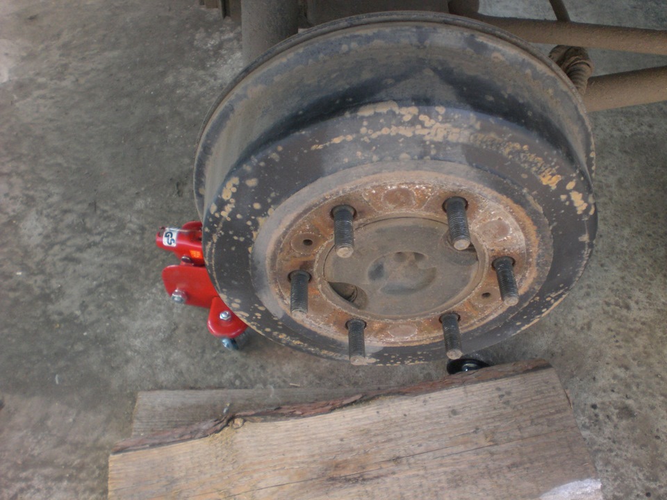 Общий вид, чтобы снять барабан надо его просто отверткой по периметру поддеть — SsangYong Musso