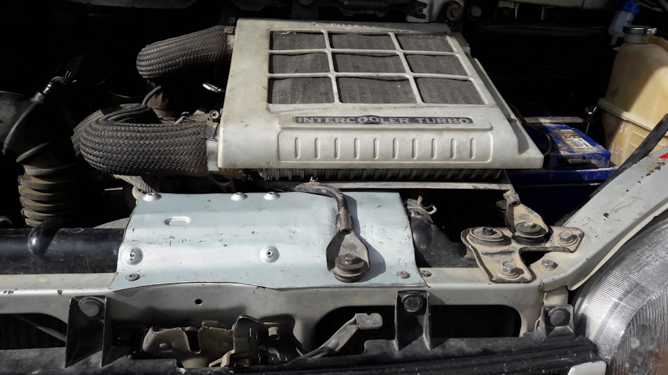 А тут он спрятан, на пластине плясать можно и наваливаться всем телом. Вырезал из корпуса какого-то принтера (что было под рукой). — Mitsubishi Delica (L400)