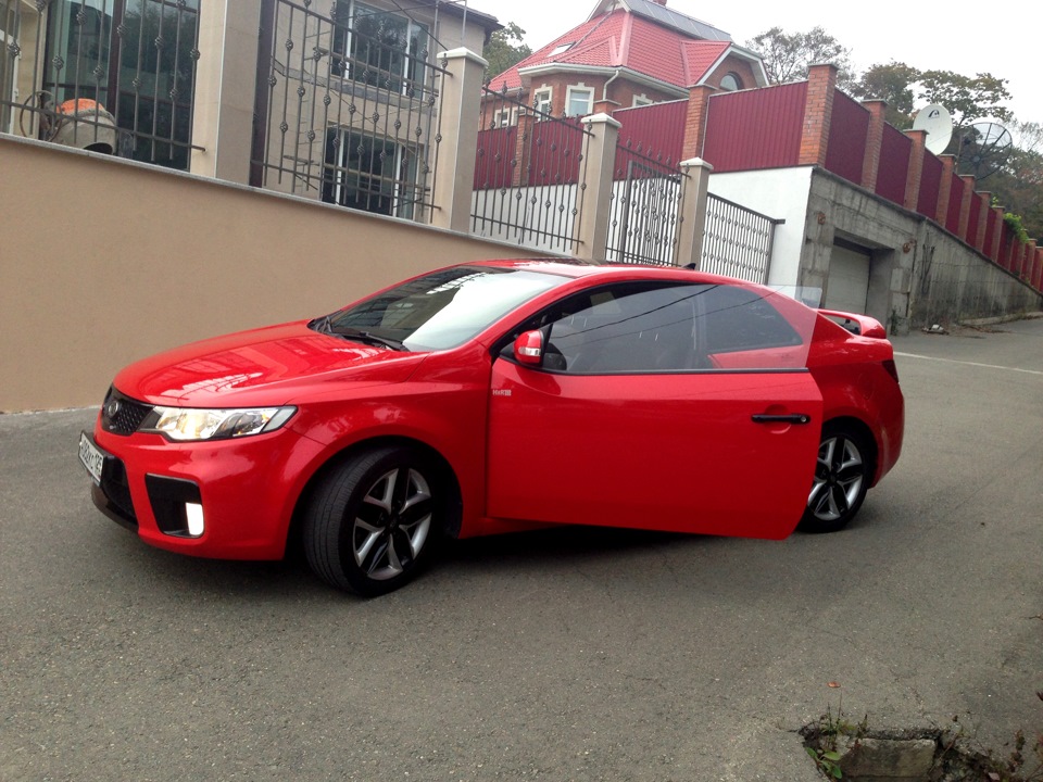 Kia Cerato Koup белая в наклейках