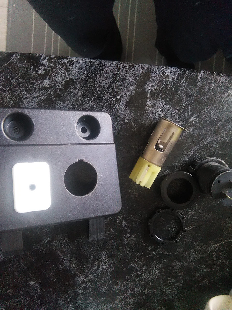 USB зарядка вместо розетки прикуривателя — Opel Antara, 2,4 л, 2013 ...