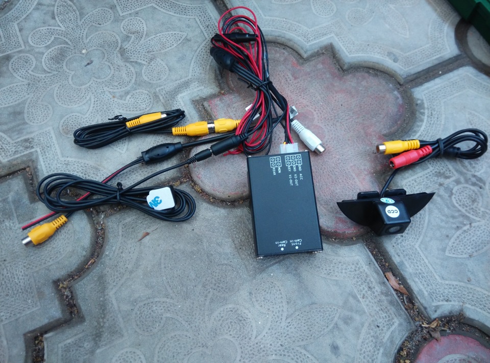 схема подключения автомобильной камеры заднего. мультируль w210. схема подключения камеры заднего вида kia rio. прадо 150 фронтальная камера разъем. блок переключения передней и задней камеры.