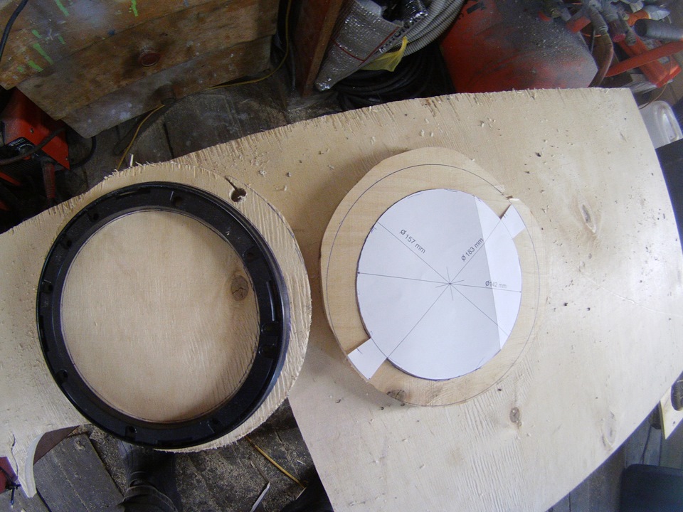 Штатные динамики в подиум. Дырки под динамики sg5. Как вырезать под динамики. Как вырезать под динамики. Подиум с 9х6 на 6 дюймов динамик.