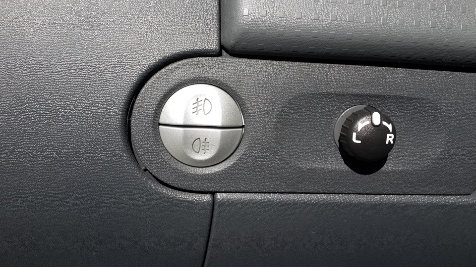 Как снять кнопку противотуманных фар Родные противотуманки - Mitsubishi Colt VI, 1,3 л, 2007 года аксессуары DRIVE2