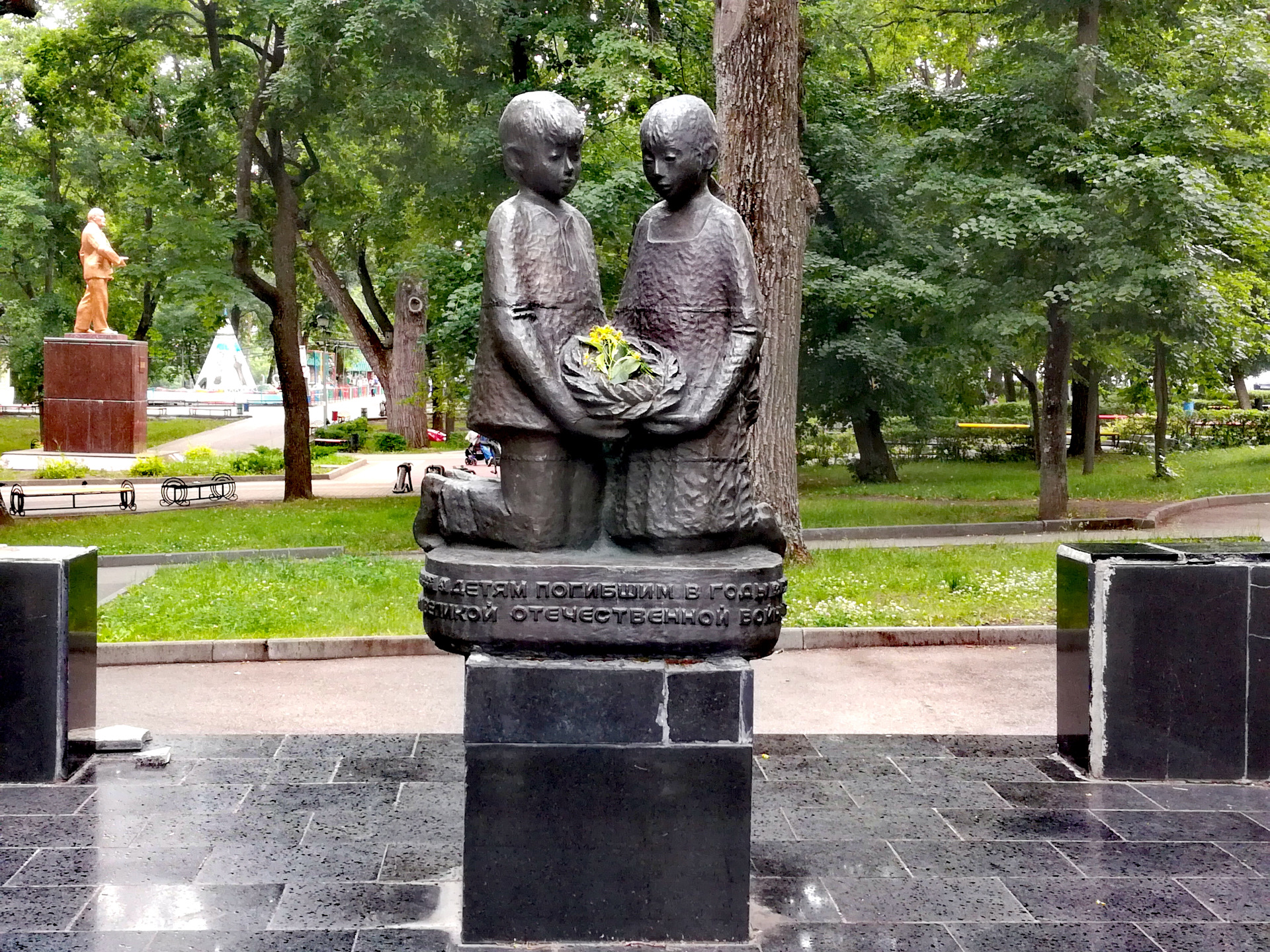 В каком городе находится единственный памятник детям. Липецк памятник детям войны. Памятник детям погибшим в годы Великой Отечественной войны в Липецке. Памятник детям в Верхнем парке Липецка. Верхний парк Липецк памятник детям.