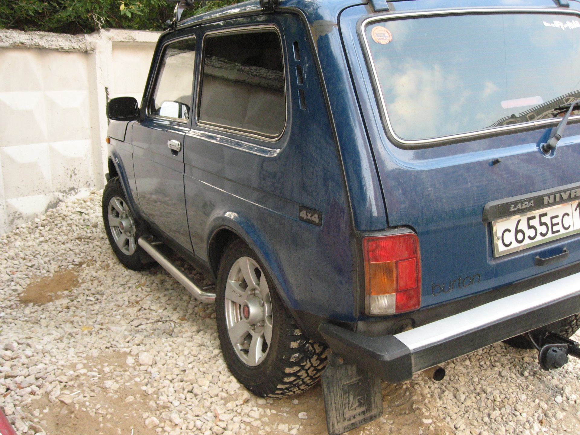 вот так приходится парковаться возле дома, когда всё занято) — Lada 4x4 3D,  1,7 л, 2004 года | фотография | DRIVE2