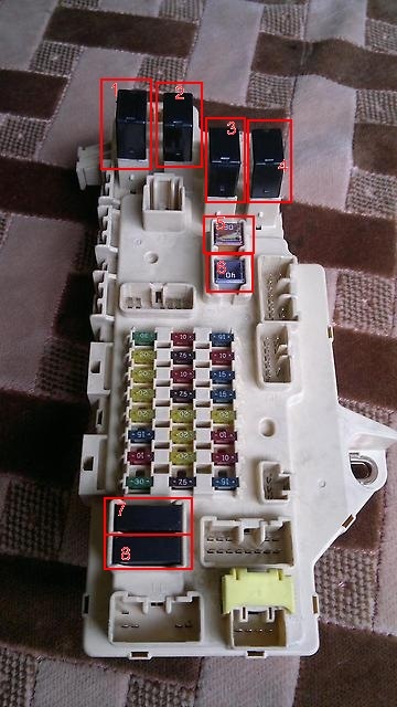 Предохранители тойота чайзер 100. Блок предохранителей Чайзер 100. Предохранители jzx100 салонные. Предохранитель насоса Чайзер 100.