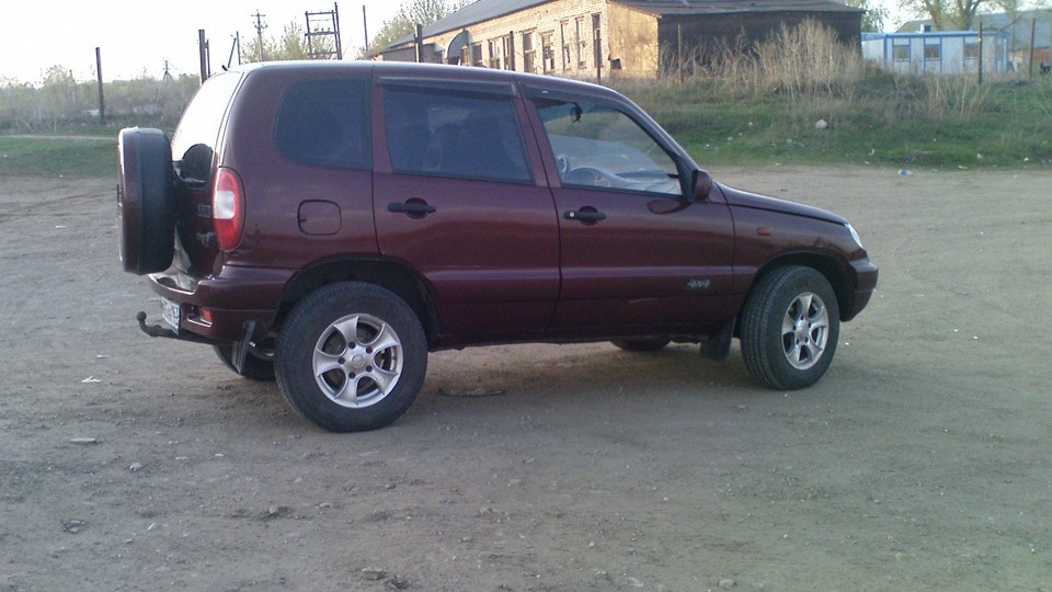 Chevrolet Niva 2005 вишнёвая