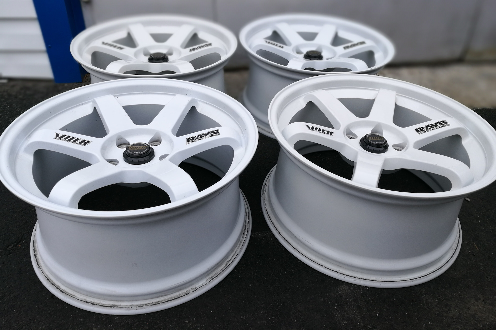 White works. Volk Racing te37 r18. Volk rays r18. Диски Volk Racing r18. Белый диск rays Volk Racing te37.