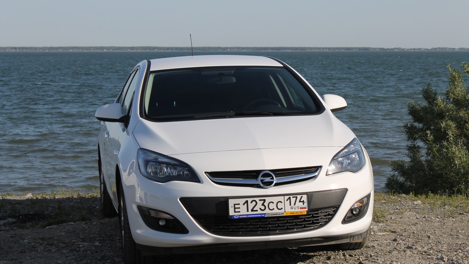 Opel Astra J 1.4 бензиновый 2013 | Белый седан. 1.4 турбо на DRIVE2