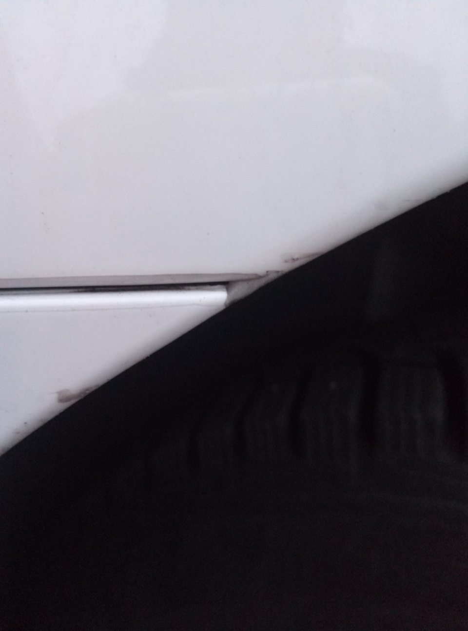 А тут поближе. Хорошо видно серый герметик. Сейчас уже заменил белым. — Skoda Octavia A7 Mk3