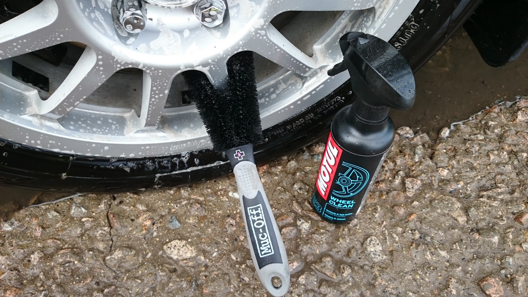 Чистка колеса коллаж. Инструмент для очистки шин от камней. Катушка из велосипедного колеса. Щетка для колес. Светильник из велосипедного колеса.