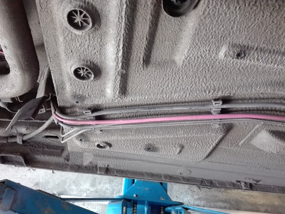 газовая трубка, аккуратненько — Lada Калина Хэтчбек (1G)