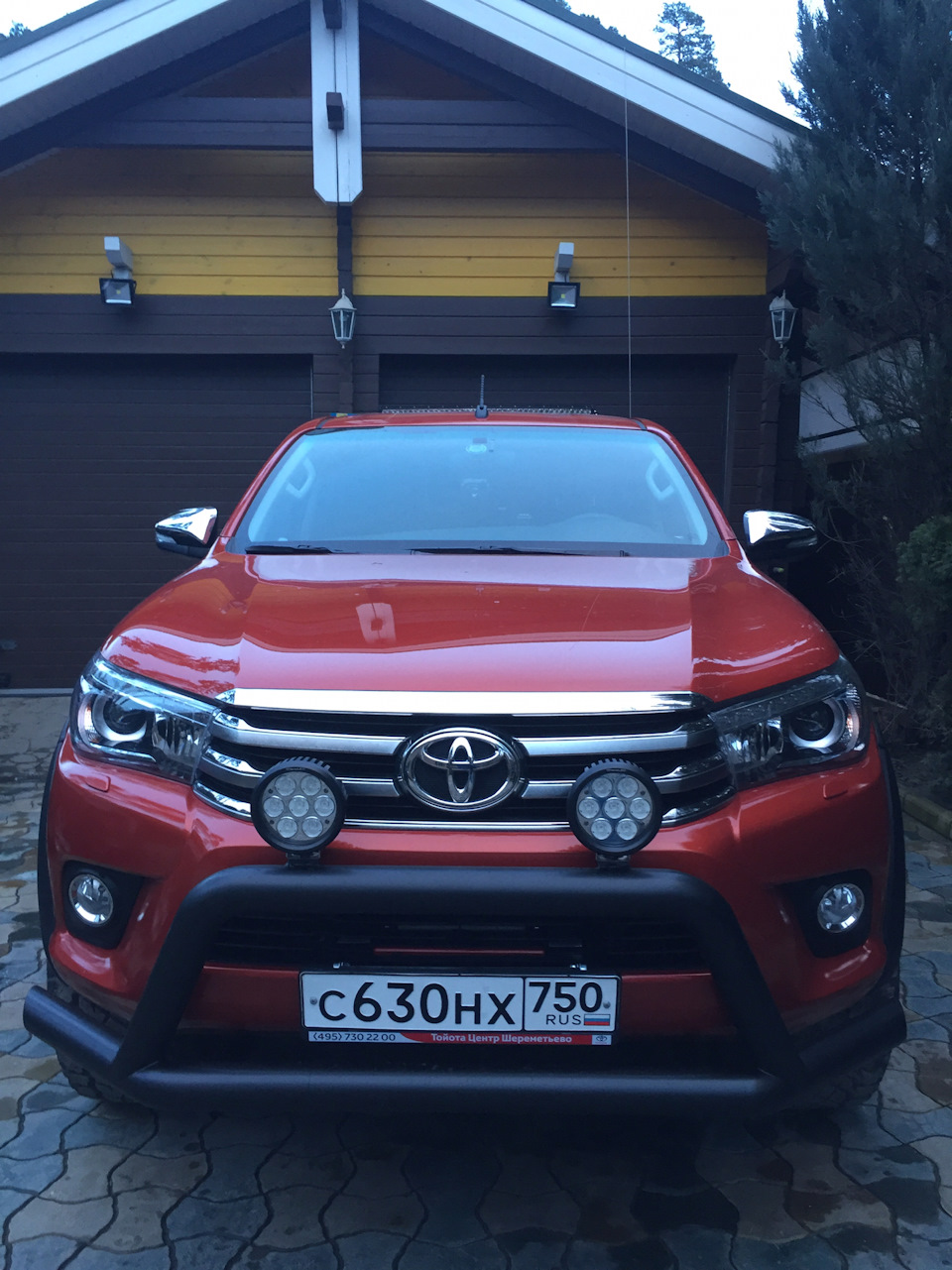 Защита кузова и кенгурятник установлены — Toyota Hilux (8G), 2,8 л, 2016  года | аксессуары | DRIVE2