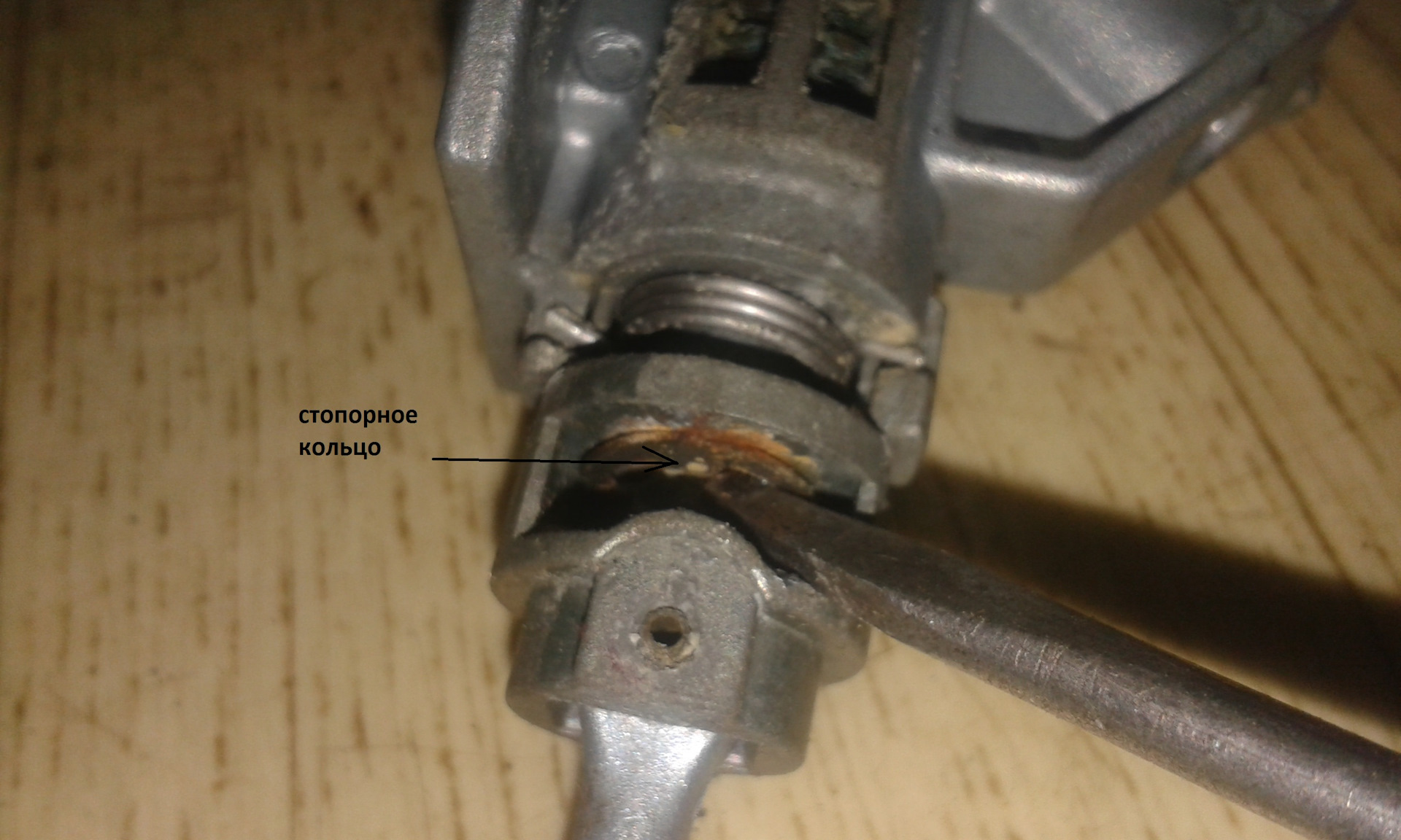 Кольцо стопорное первичный вал камаз. Как открутить стопор. Вкладыш патрона-ограничителя mercury. Стопорное кольцо стартера 2110. Стопор сальника.
