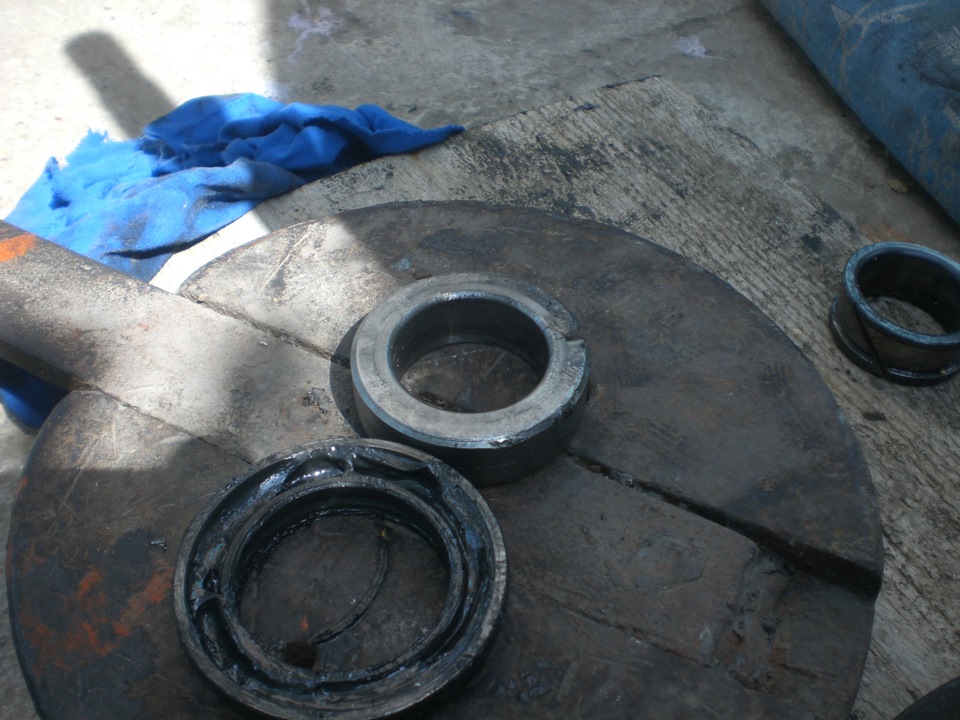 Старый сальник и втулка. На втулке видно надпил не до конца болгаркой. — SsangYong Musso