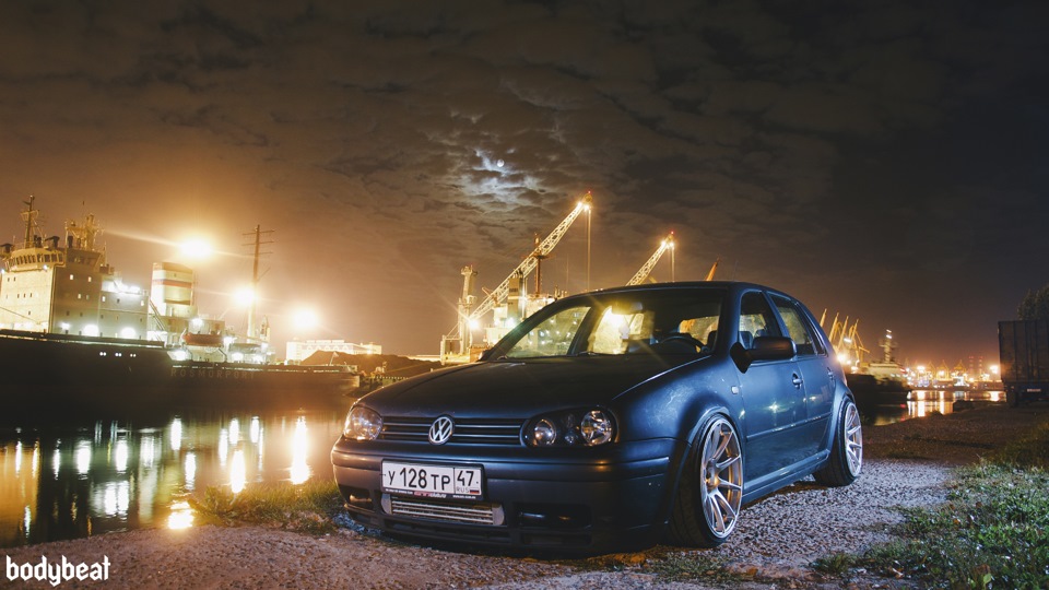 Volkswagen Golf 5 GTI ночью