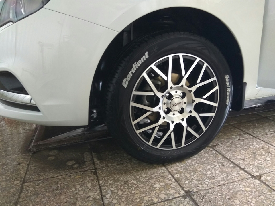 Покраска надписей на резине — Lada Vesta (1G), 1,6 л, 2017 года ...