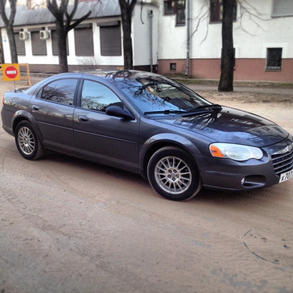 Chrysler sebring 2.7. Chrysler Sebring 2. Крайслер Себринг 2.7. Chrysler Sebring 2 r18. Тонированный Крайслер Себринг.