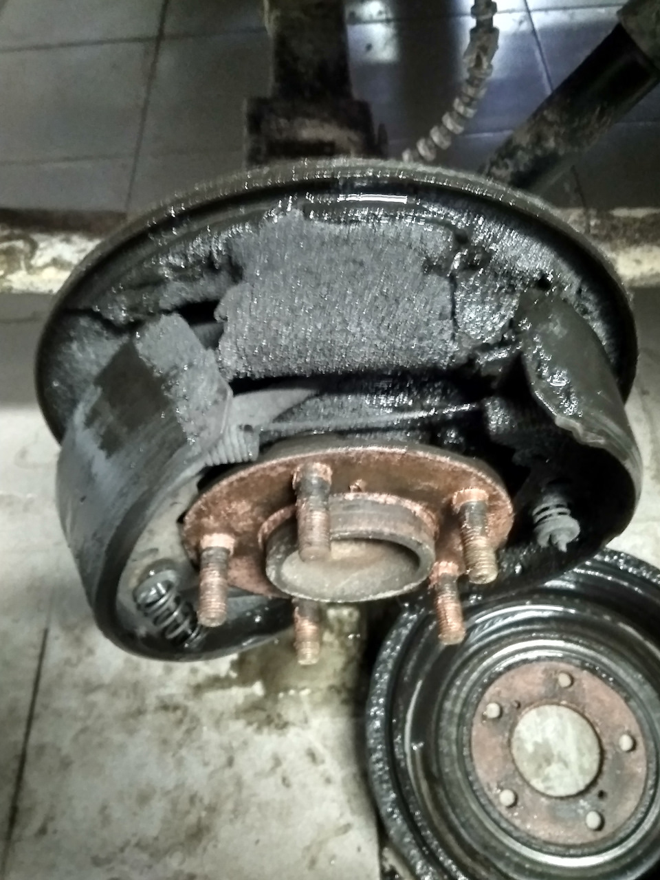 Задний рабочий тормозной цилиндр. — Chrysler Voyager (4G), 2,4 л, 2001 ...