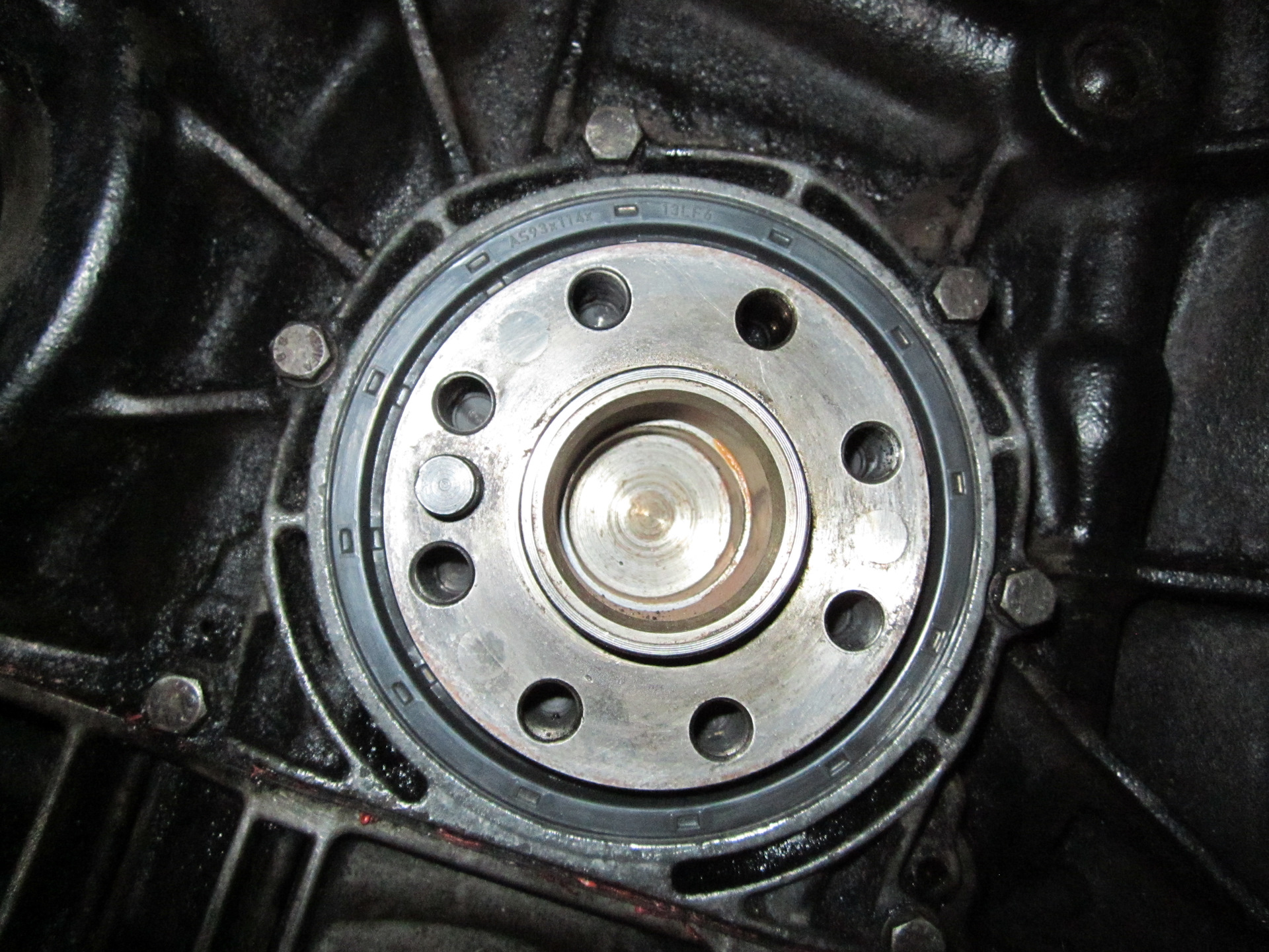 Задний сальник коленвала x trail t31. Сальник коленвала задний нива 21213. Сальник коленвала бмв м мотор. 7853. Течь сальника коленвала ix35.