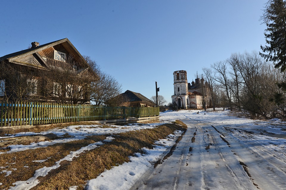 Фото тверских деревень. Остолопово Тверская область. Остолопово Весьегонский район. Остолопово Тверская область Церковь. Деревня Остолопово Тверская область.