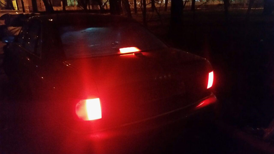 Замена лампочек в верхнем центральном стоп-сигнале — Audi A8 (D2), 2,8 ...