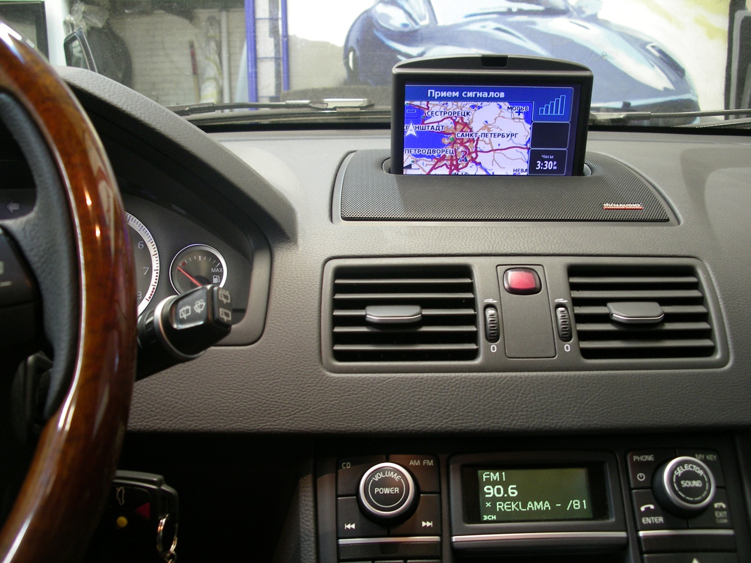 Выдвижной экран в машину. Магнитола хс90. Volvo s40 мультимедиа. Экран Вольво xc90. Выдвижной экран Volvo xc90.