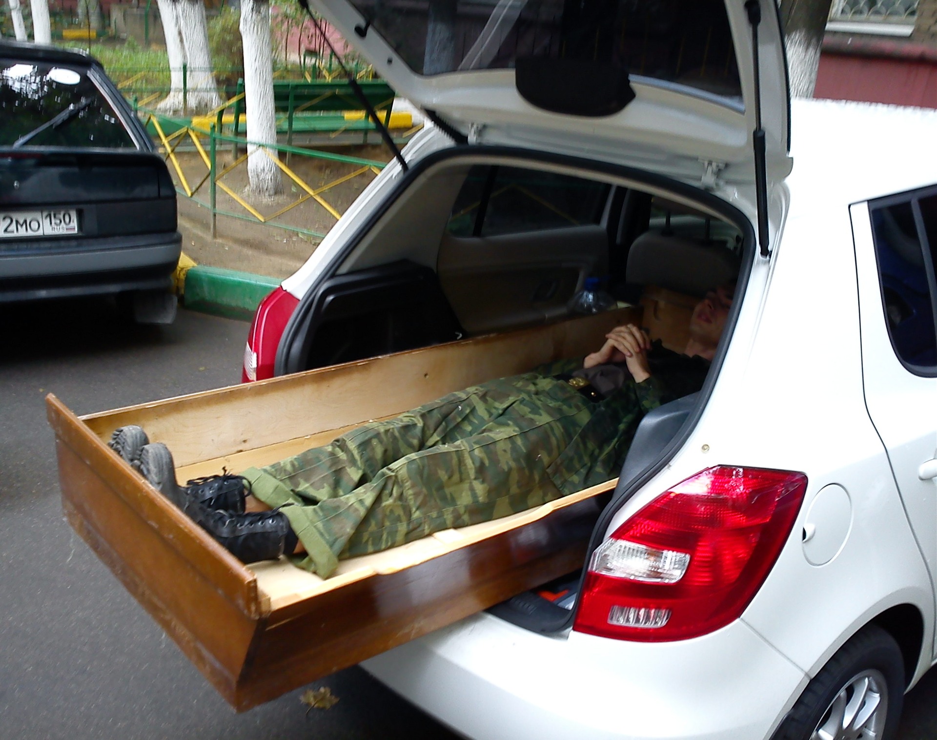 Почему нельзя возить. Машина гроб. Машина для перевозки гробов. Гроб в багажнике. Гроб на багажнике автомобиля.