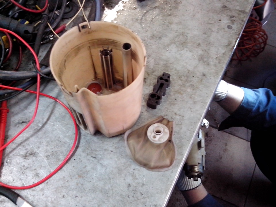 Fuel supply for K1.8 engine: Electric fuel pump - removal and installation (Free