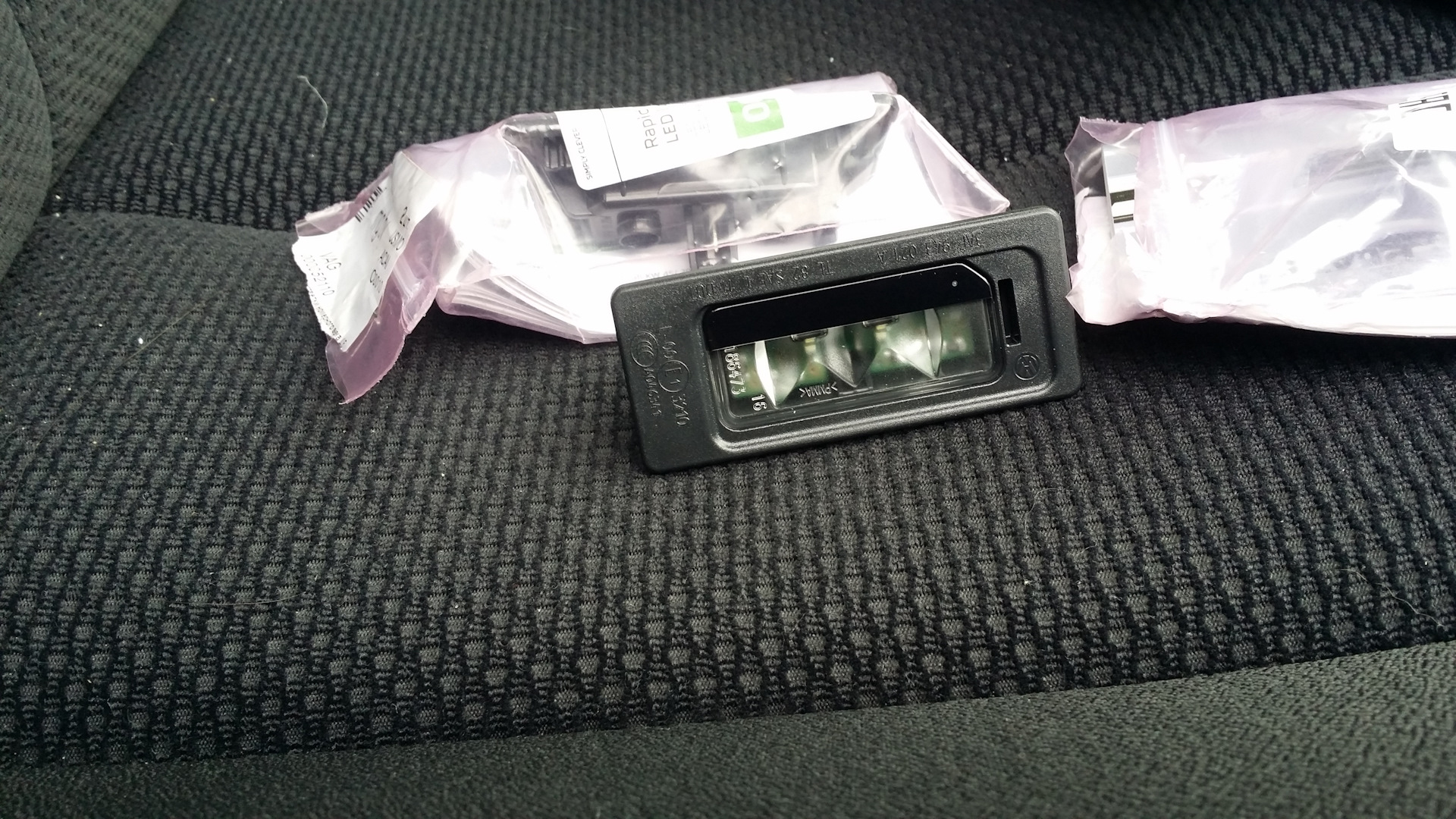 LED OEM подсветка номера от Skoda Rapid - Volkswagen Passat B6, 1,4 л, 2010 года