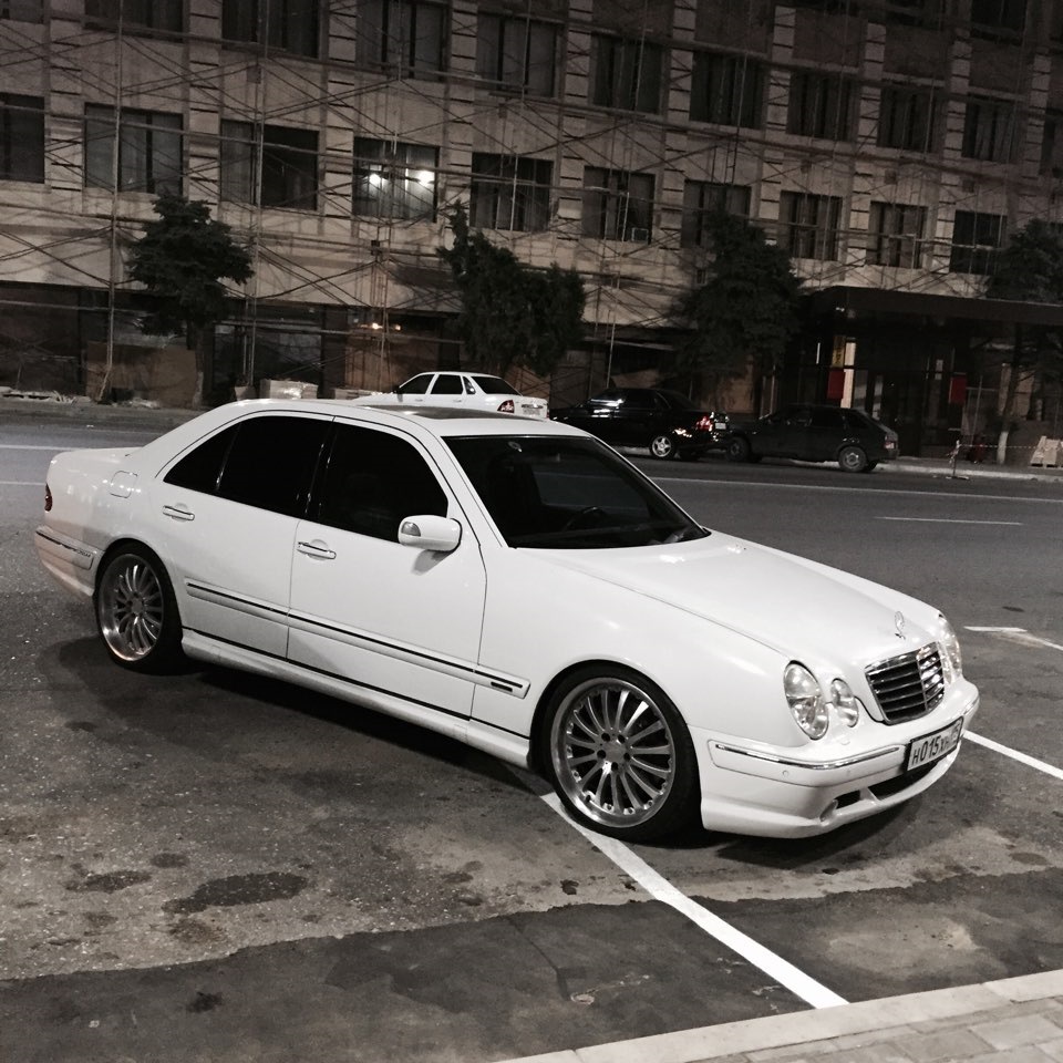 Бел 210. Мерседес 210 5.5 AMG. Mercedes w210 White Wheels. White w210 e55. W210 Black Wheels.