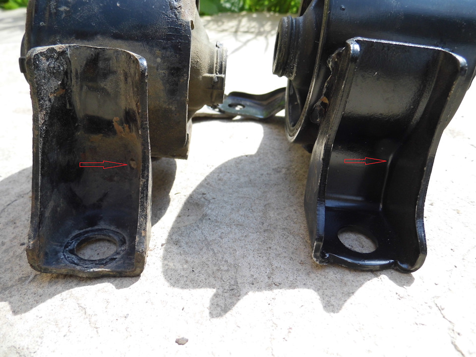 На новой опоре нет дырочки для слива воды, может скапливаться на мойке и заржавеет болт. Легко дорабатывается сверлом. — Honda Element