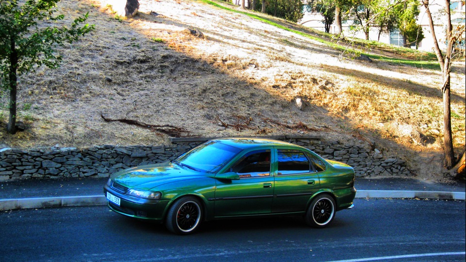 Б зеленый 20. Opel Vectra b купе. Opel Vectra b зеленая. Опель Вектра б зеленого цвета. Опель Вектра б на природе.