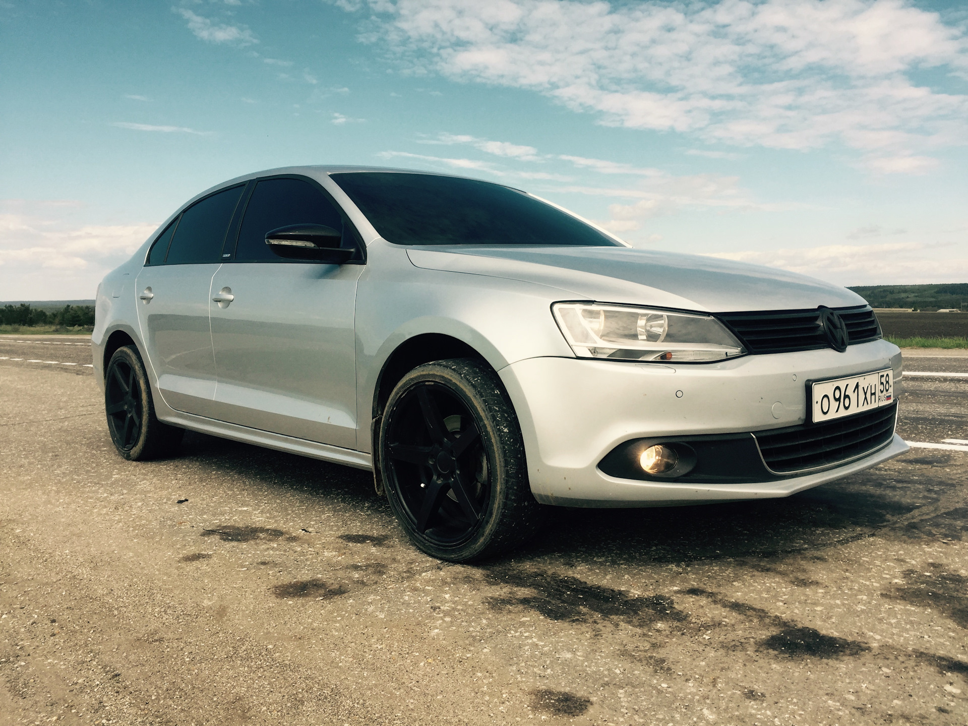 Белый Volkswagen Jetta 6 на литье r16