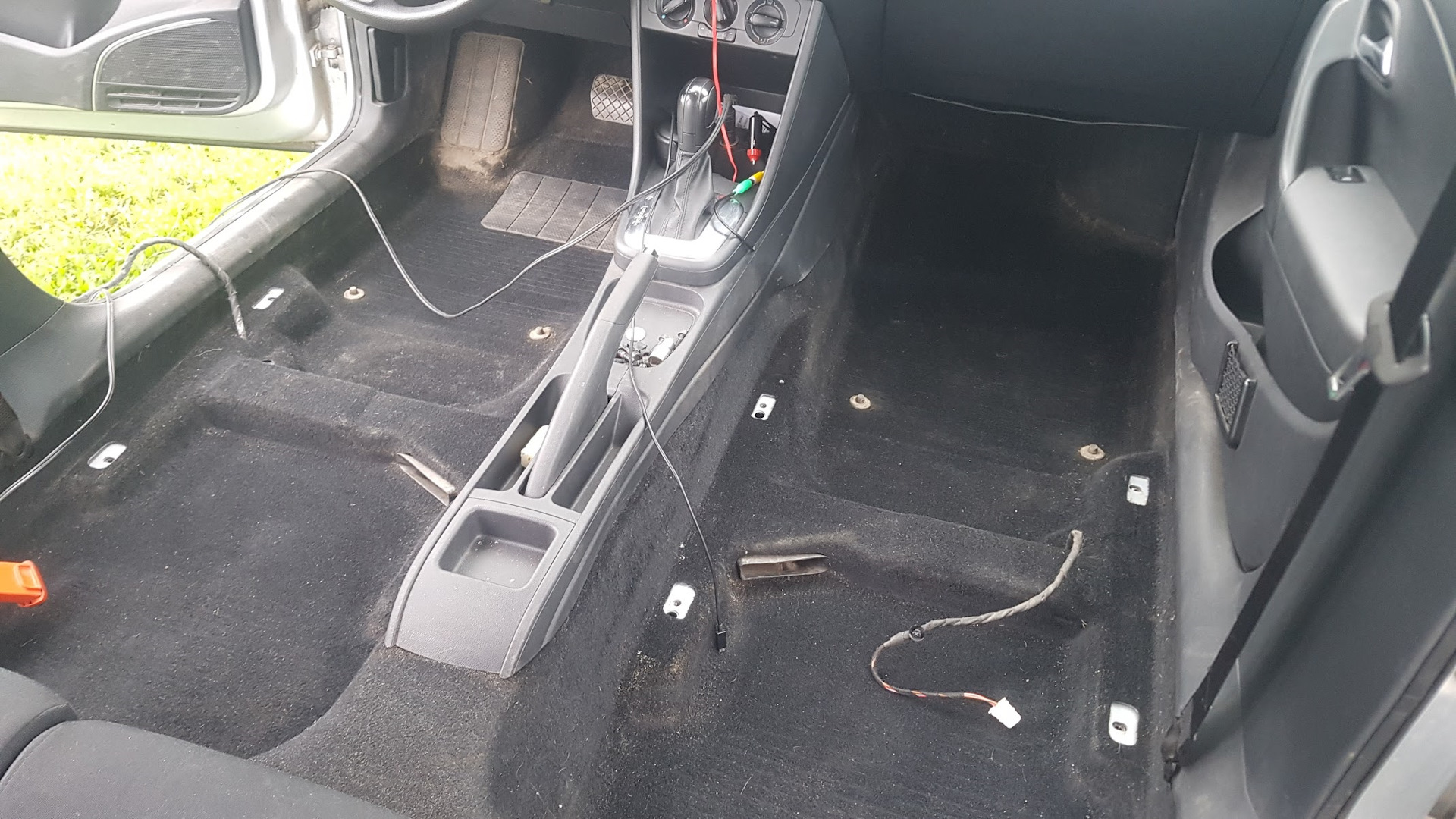 Проводка под сиденьями рендж ровер. Под пассажирским. Под пассажирским. Под пассажирским. Под пассажирским сиденьем.