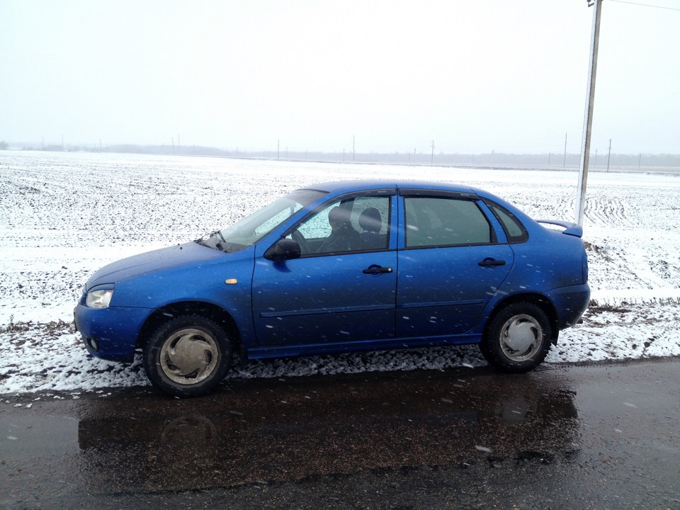 Брянск лад. Lada Kalina 1 ярко синяя. Калина хэтчбек ярко синий. Лада Калина ярко синий цвет. Путешествие на Лада Калина седан.